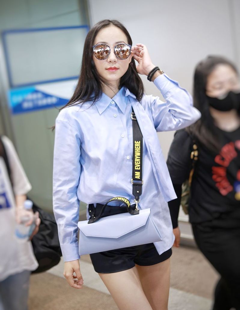 36岁韩雪机场条纹短裤坐姿,36岁韩雪气质百变台上造型御姐