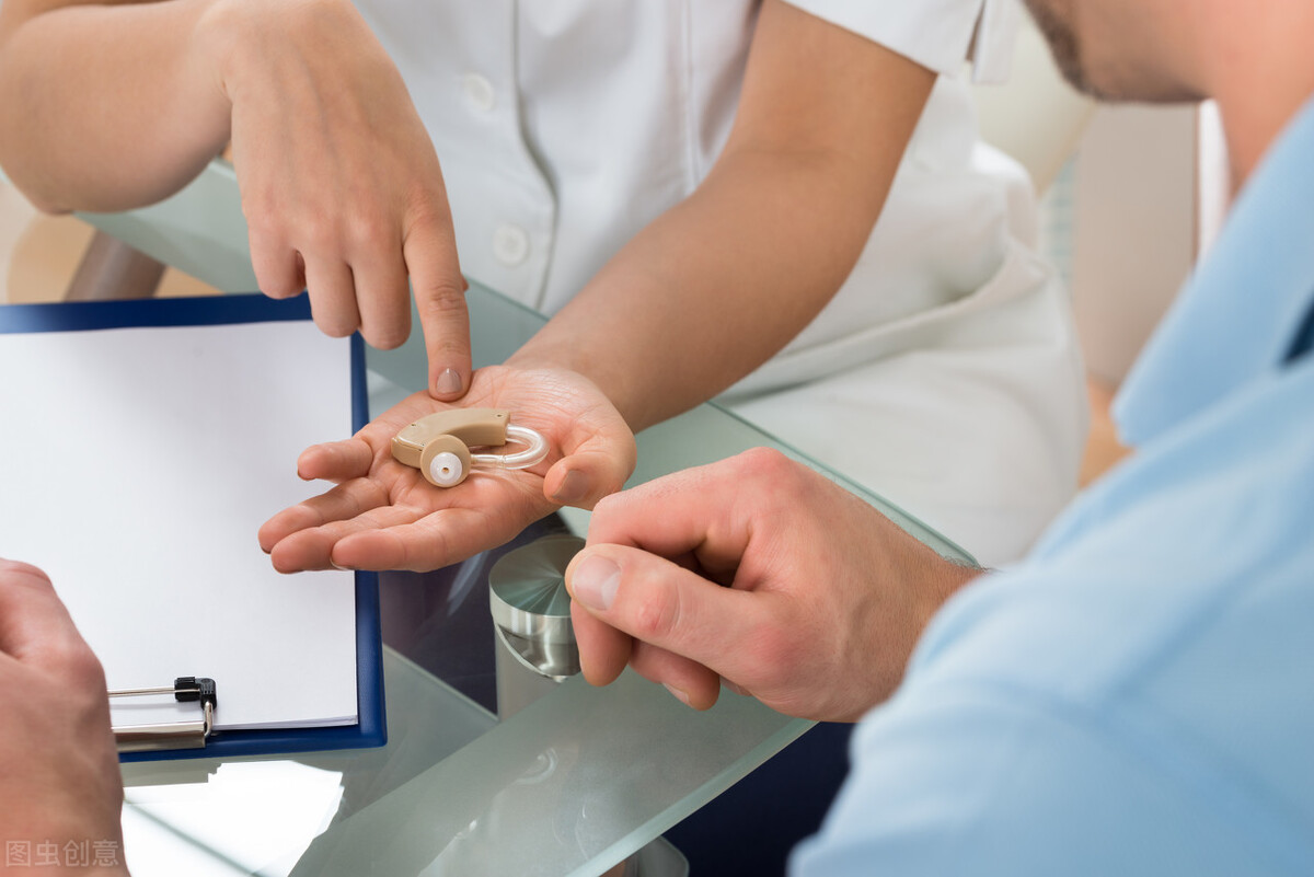 网上的助听器和门店有什么区别,助听器为什么实体店比网上贵十倍