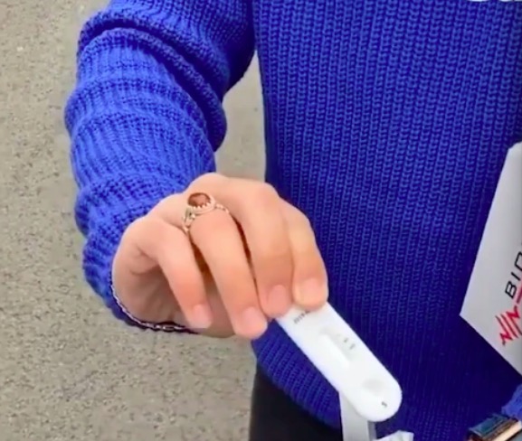 英国男子驱车四小时购买核酸试纸却遇上*市黑**假货，当场发飙怒骂