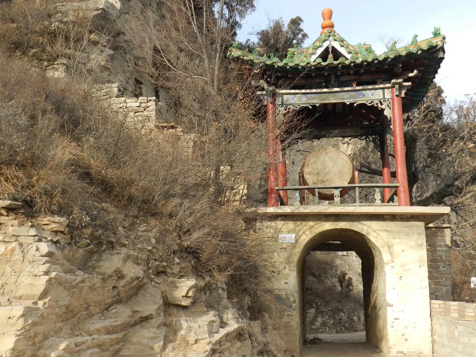 在山里迷路遇到狐狸,在山里迷路遇到了好漂亮的小姑娘