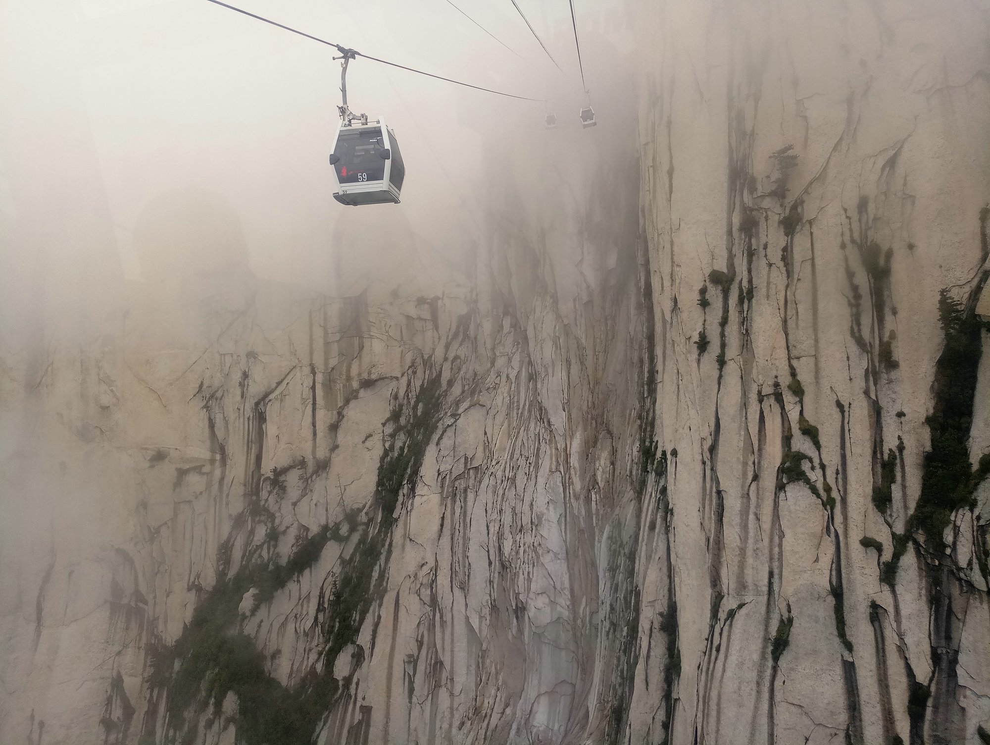 国内唯一一个同时跨山与水的索道,最震撼的索道缆车