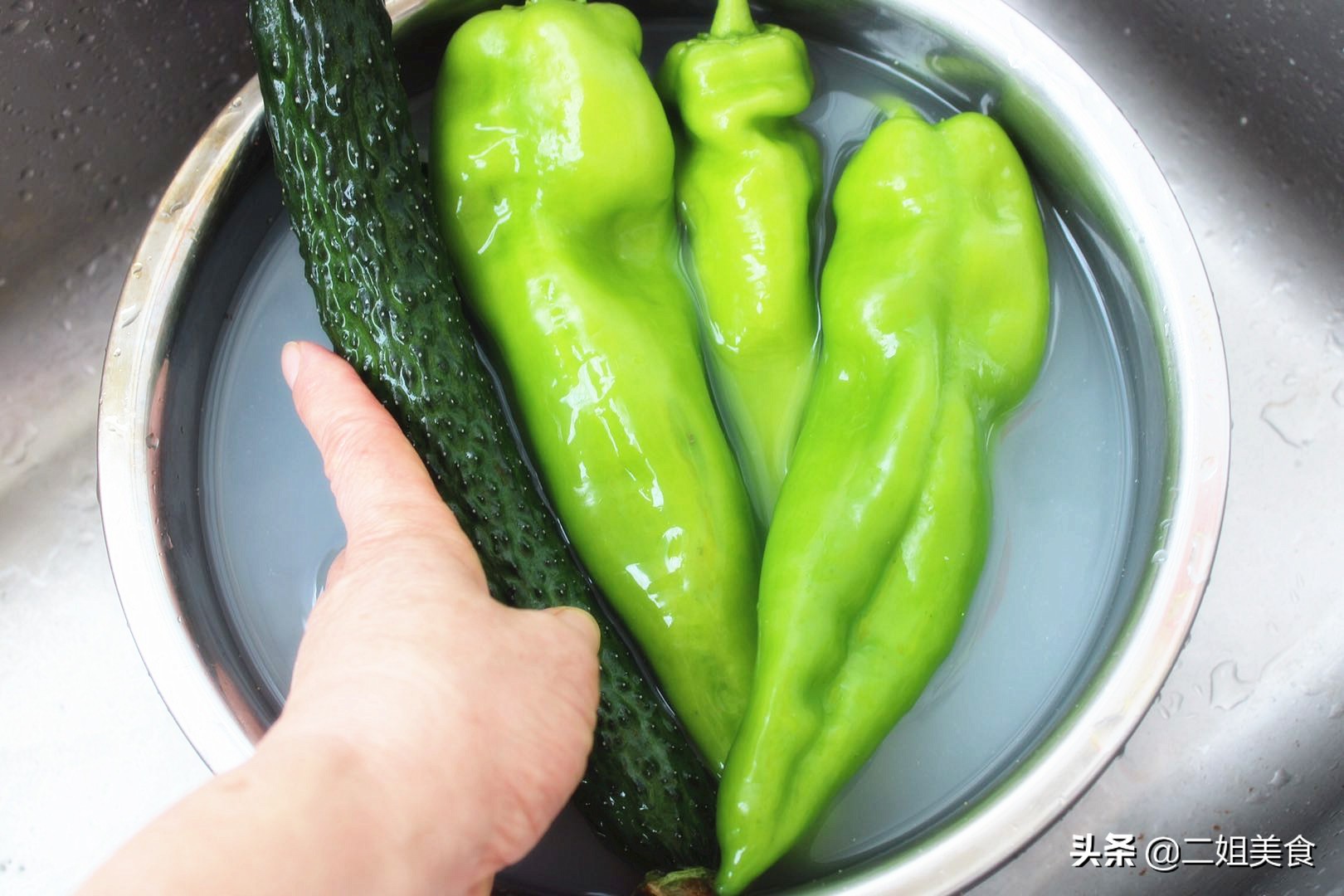 淘米水洗水果蔬菜去农残视频,清洗蔬菜残留消毒水