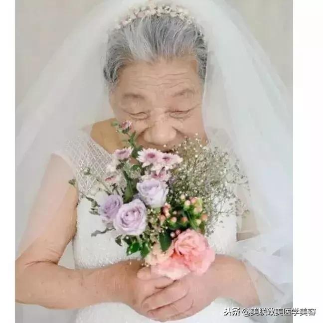 白发戴花君莫笑可以形容母亲吗,莫笑岁月从不败美人是苏轼写的吗