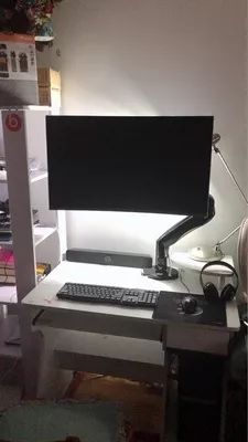 小桌面布置电脑笔记本,台式电脑显示屏小桌子