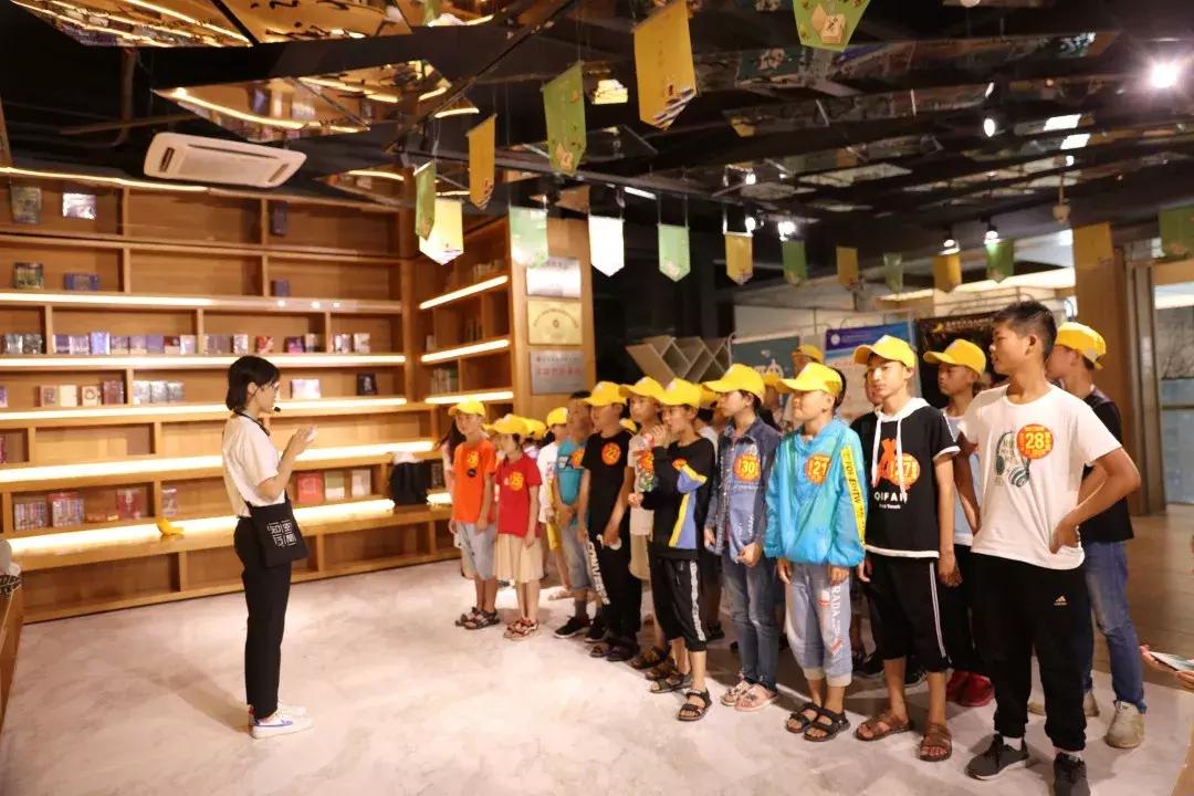 “知行瑞博”和你在一起，体验不一样的夏令营……