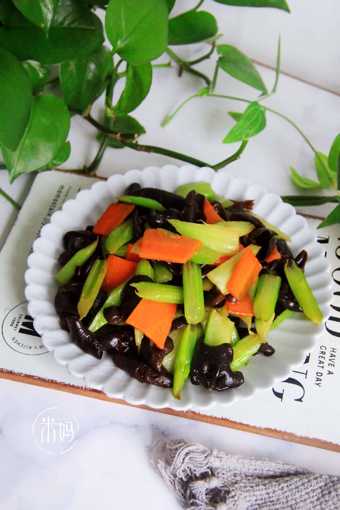 炒木耳老噼里啪啦响怎么避免,炒木耳噼里啪啦的是怎么回事