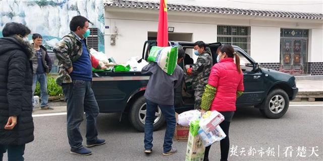 村干部挨家挨户送物资给村民,村支书开旋耕机为滞留者送物资