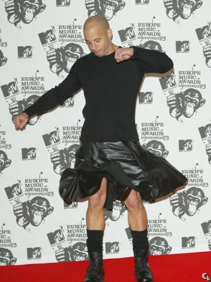 硬汉老爸爱上高跟鞋配短裙？网友惊艳：长腿翘臀画风太妖娆