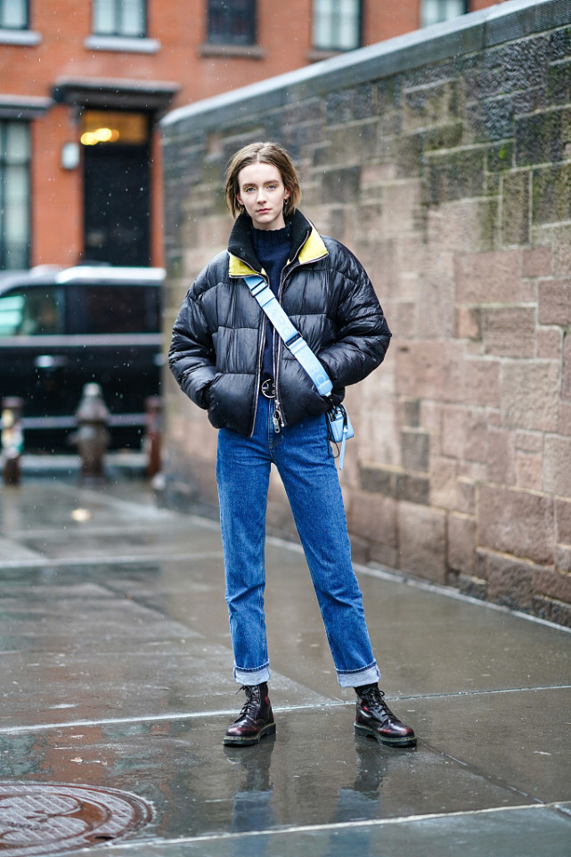 冬天不用穿太花,简单的黑色棉服,随便搭配都很帅气酷炫