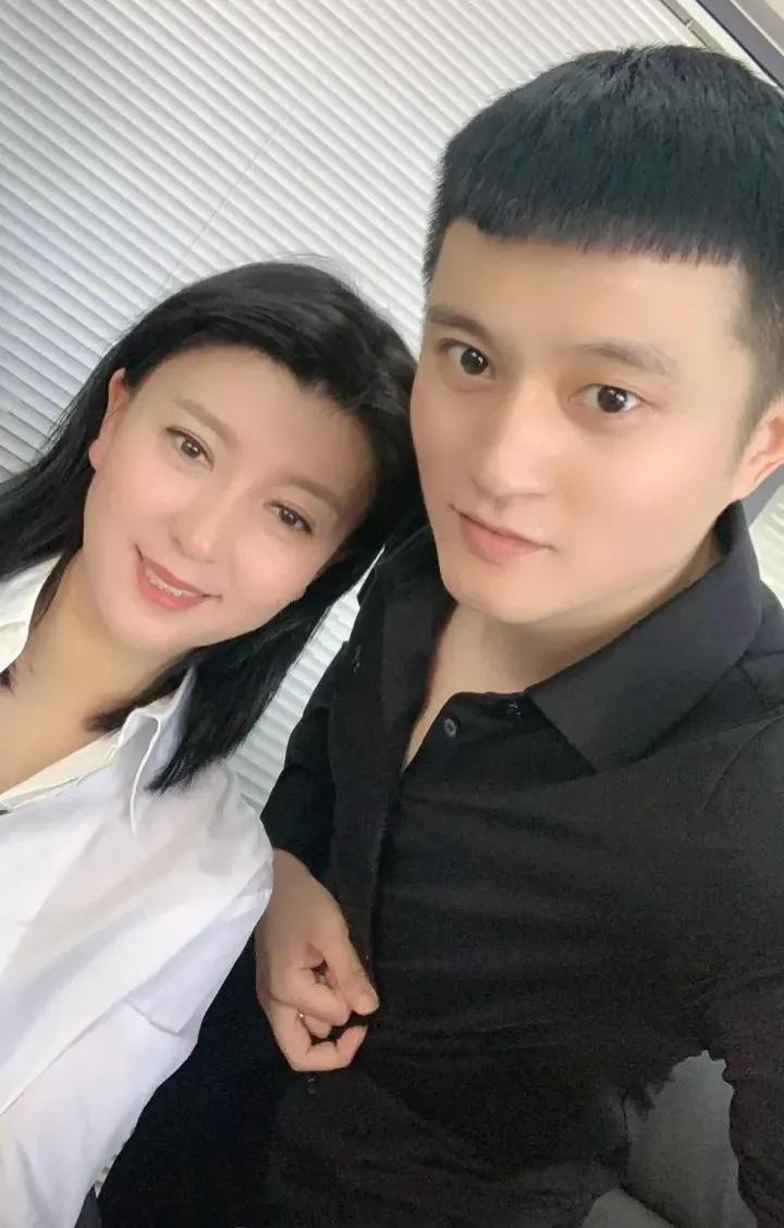 深度揭露四川可乐二晨清河李哥网络情感主播的秘密