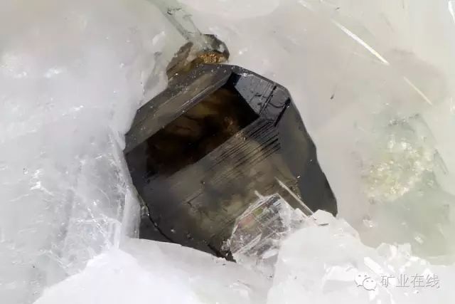 常见的矿物岩石有哪些,4种最常见于岩石里的矿物