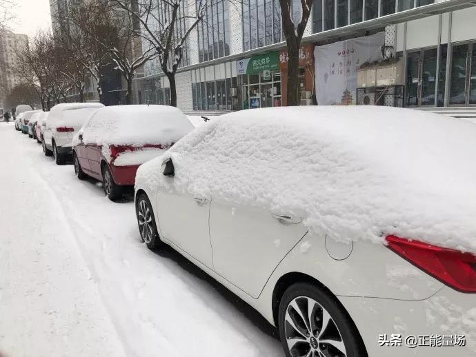 外卖小哥默默逆行,送餐小哥逆行