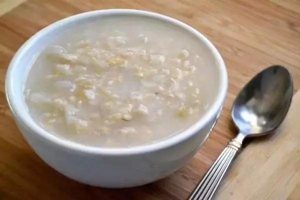 冬天皮肤干燥嘴唇干裂用什么,冬天嘴唇总干裂流血什么原因