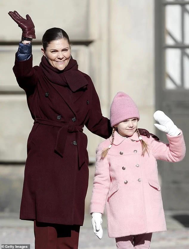 又一位高颜值未来小女王，7岁瑞典小公主“玩够了”，宣布上小学