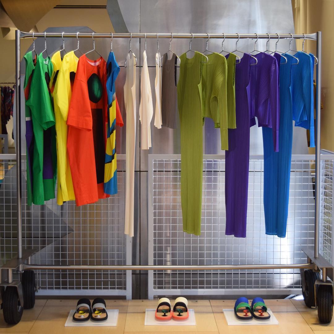 三宅一生的香水与包包,都没有易烊千玺身穿的三宅一生衬衣火!