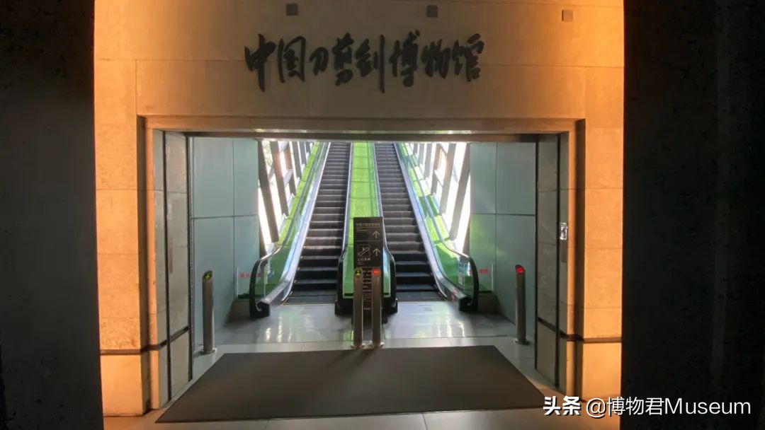 物开一刃为“刀”，两面*刃开**为“剑”，双刀相交为“剪”