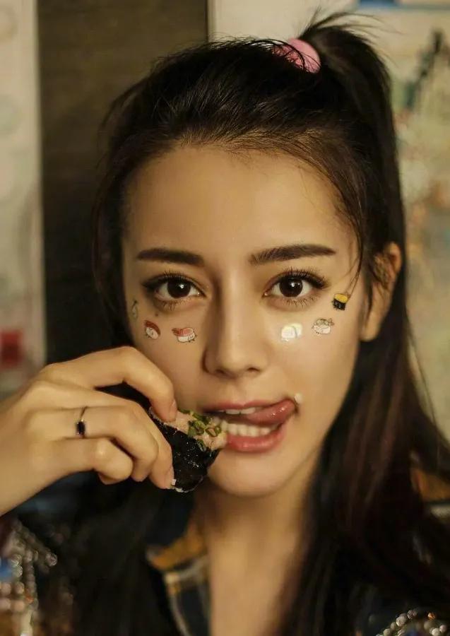 《极挑》热巴脸垮严重，网友：做了烤瓷牙的热巴“花期太短了”