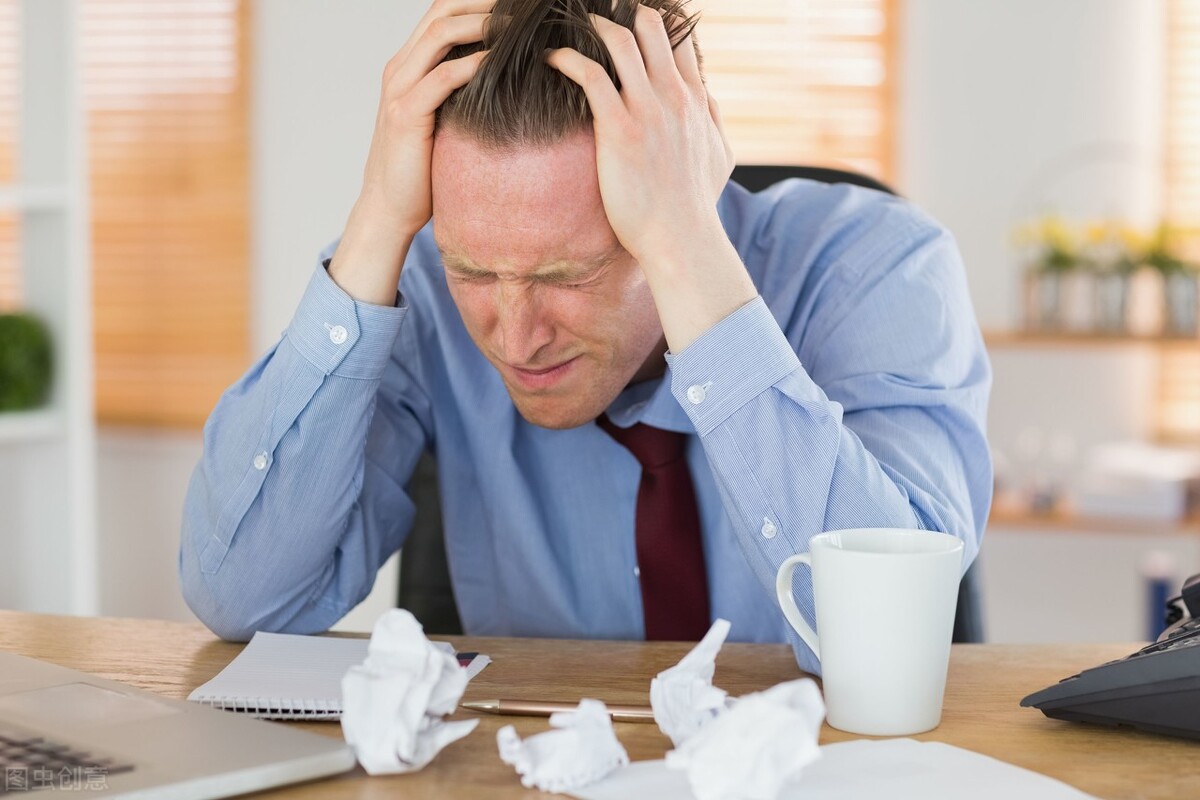 男生胸部发育是什么症状,男人胸部发育有难言之隐