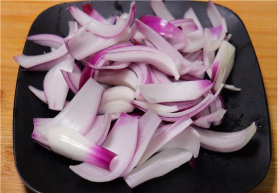 洋葱选白皮的好还是紫皮的好,生吃洋葱是白皮的好还是紫皮的好