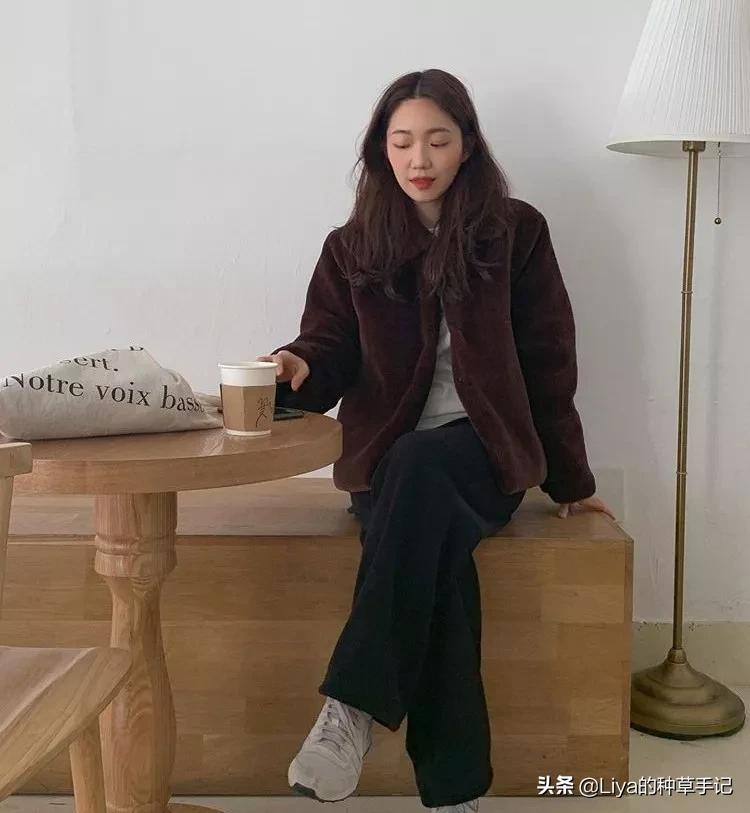 冬季羊羔毛卫衣怎么搭配才好看,冬款羊羔毛卫衣怎么搭配才好看