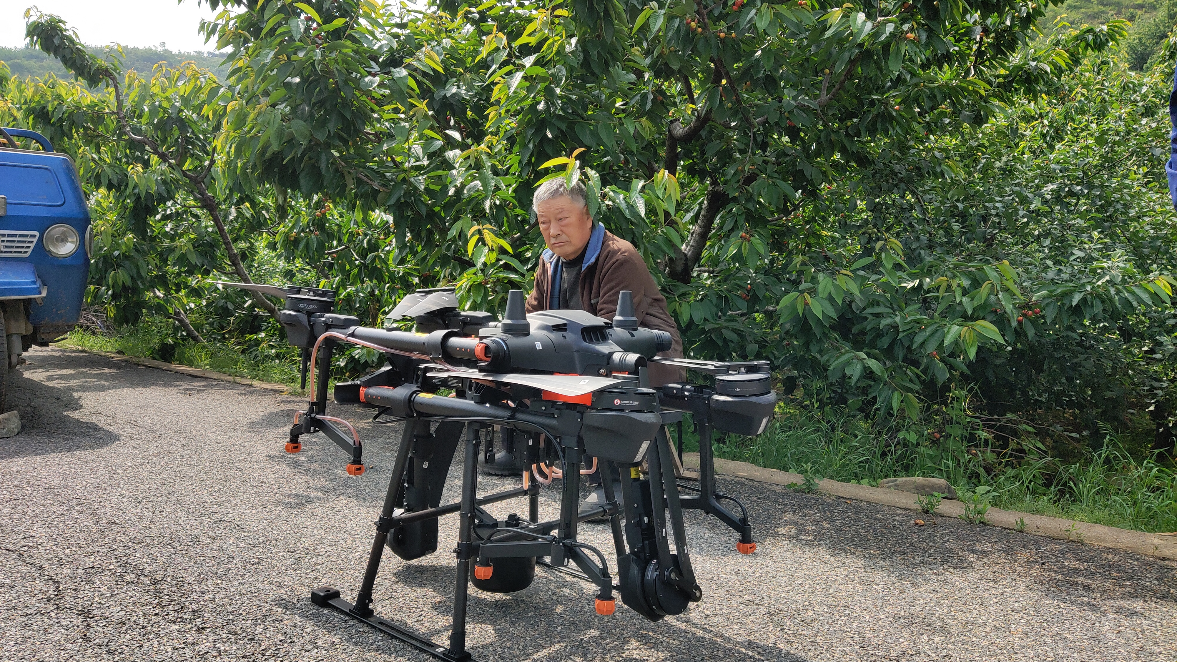 农业科技无人机播撒农药,植保无人机打药一亩飞一次多少钱