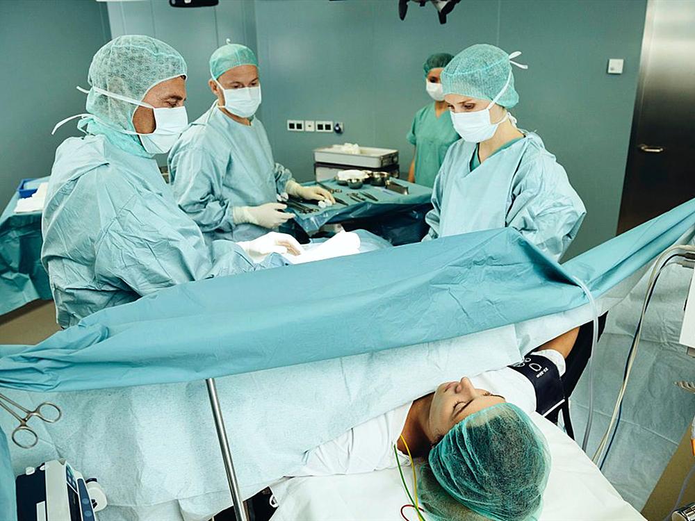 六个月的小宝宝嗓子有点痒,宝宝刚出生妈妈反应