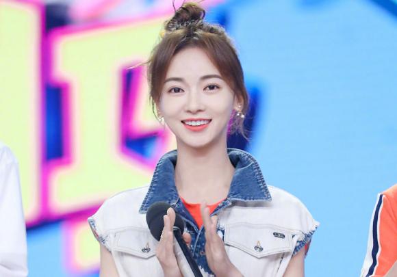 王一博五次快本玩游戏,王一博上快本玩踩气球