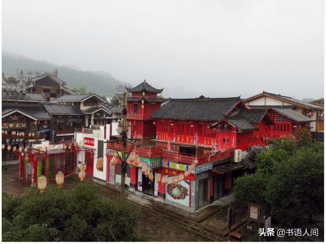 在山上被猴子追,张家界黄石寨的猴子抢东西视频