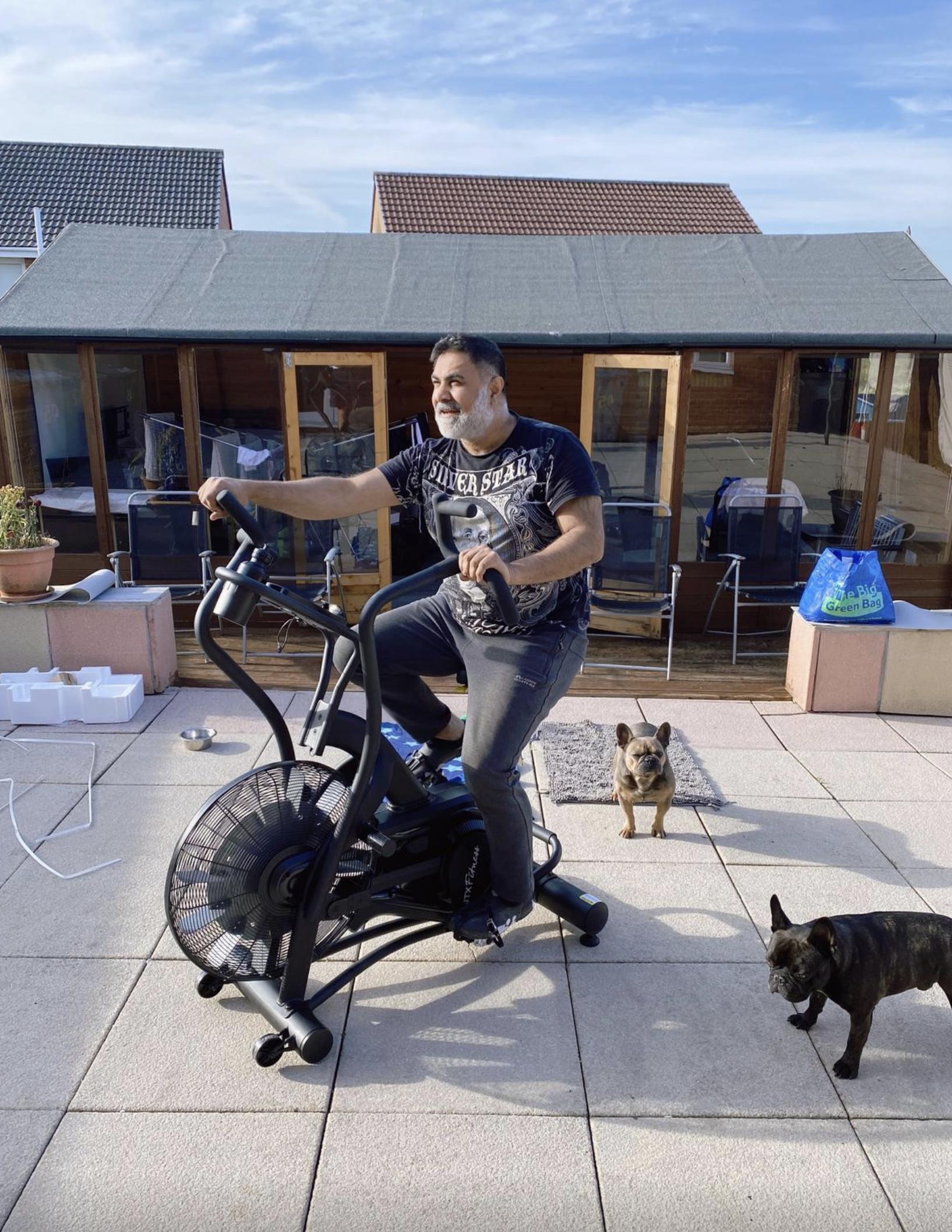 51岁乔宝宝如愿返港工作，胡子全白略显老，移居英国一年发福明显