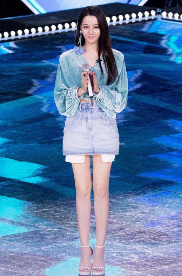 迪丽热巴深蓝西装裙配白色长靴,迪丽热巴蓝色吊带裙穿搭