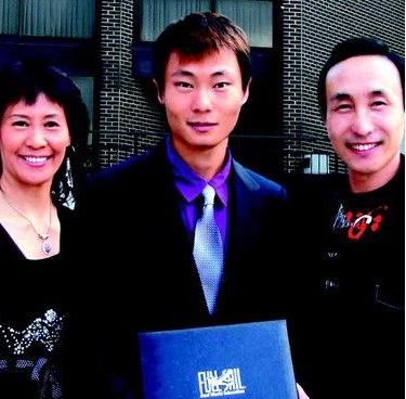 连登春晚24年现状,连登春晚8年走红后却回归家庭