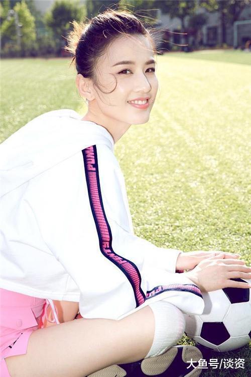 黄圣依踢足球最美照,黄圣依带三个孩子