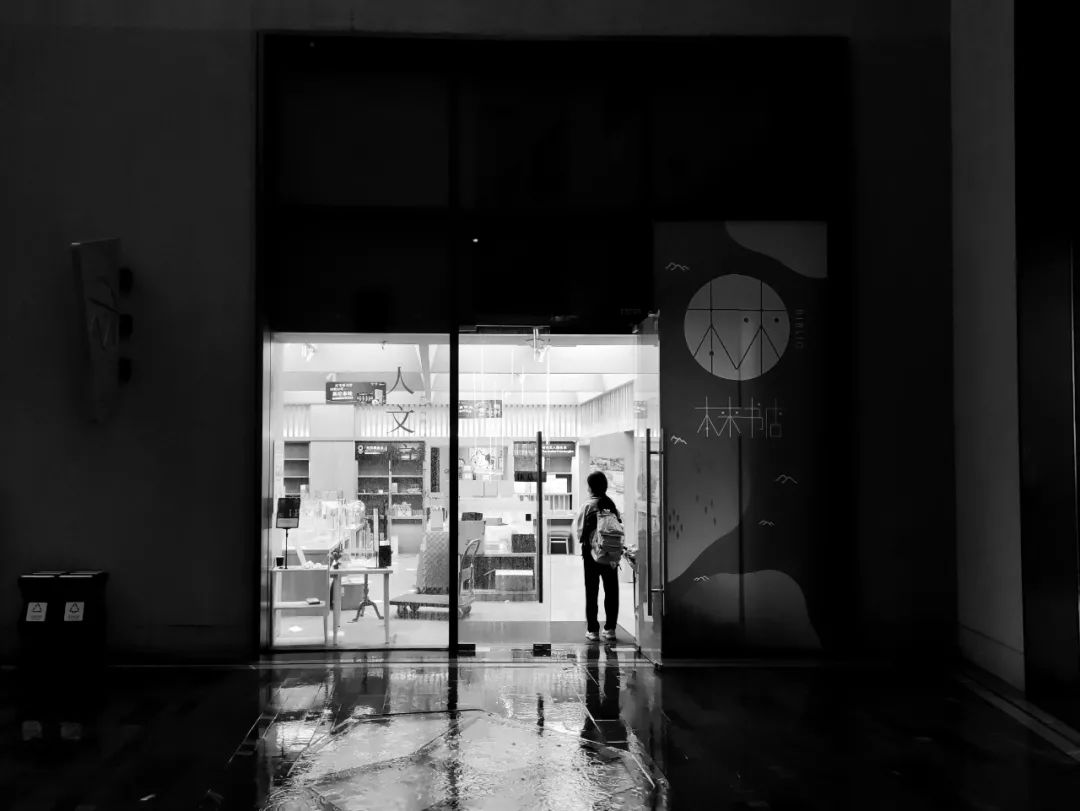 一家面临倒闭的书店,一家书店引发惊天血案