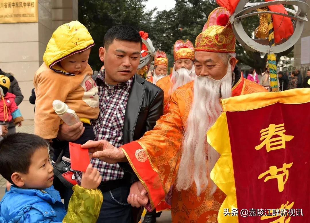 去拜南岳圣帝爷爷的路上,阆中春节爷爷