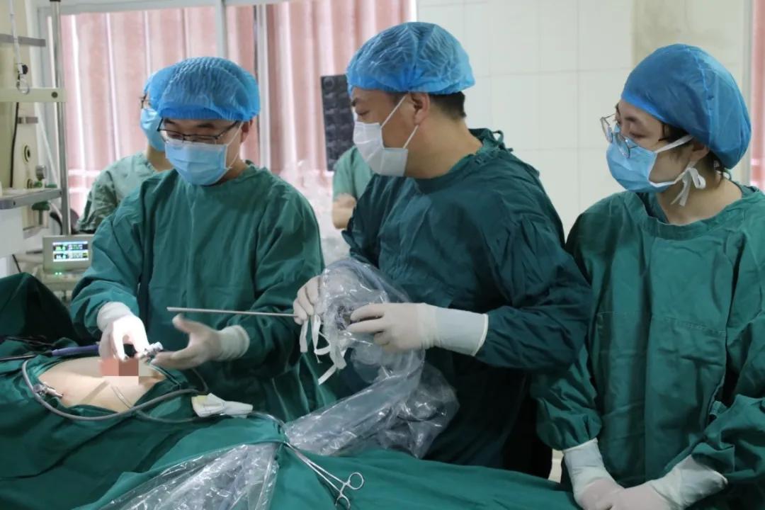 腹腔镜肝脓肿,腹腔镜下肝脓肿切开引流术