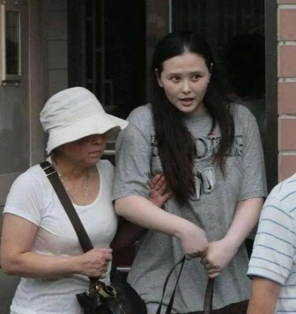 44岁女星被切除器官,44岁女明星剖腹生孩子