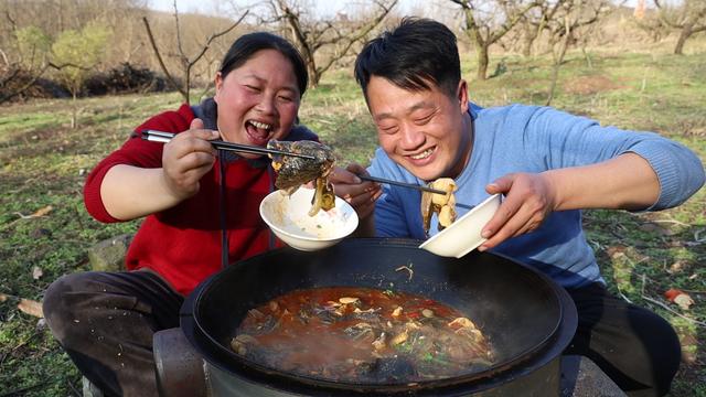 安徽农民夫妻边种田边吃饭,农村夫妻俩做饭被骂