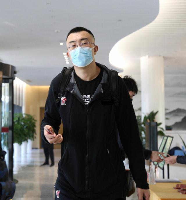 辽篮小前锋张镇麟抢赵继伟捧花,辽宁对广厦赵继伟张镇麟