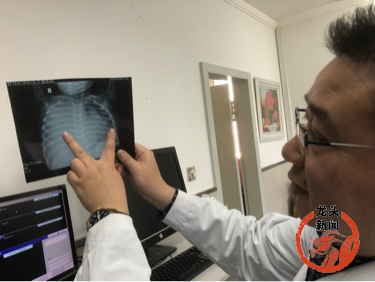 两岁宝宝发烧不退是甲流吗,孩子拍片疑似右肺炎症