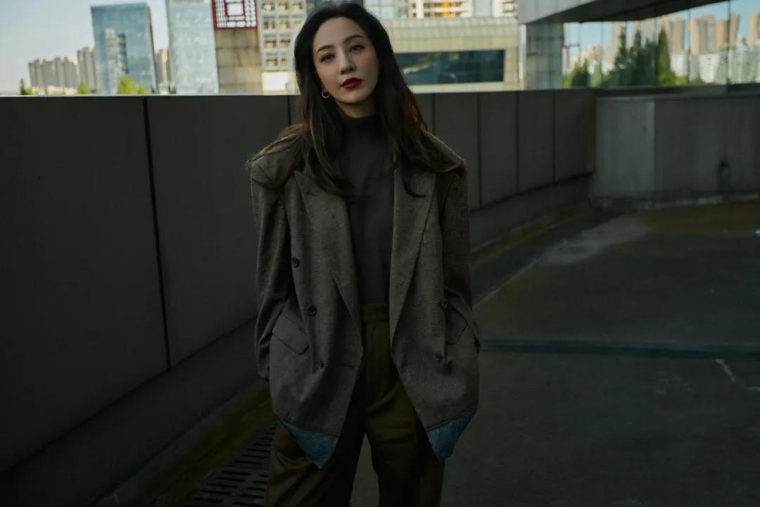 何穗冬天穿衣搭配技巧 (何穗的日常穿搭简单大方又有气质)