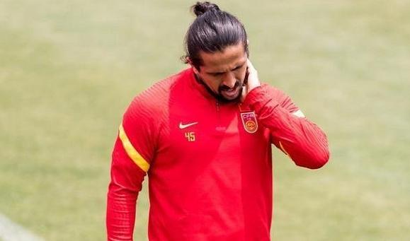 洛国富名牌T恤撞衫郭德纲和王源！单价超四千元，更符合气质