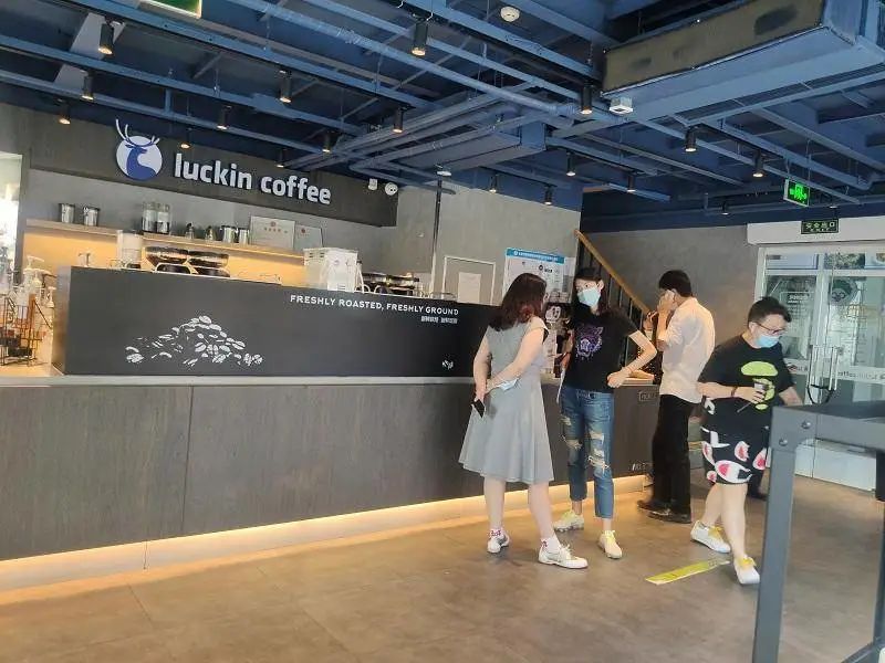 COSTA关店、星巴克亏损，瑞幸咖啡却活得很好
