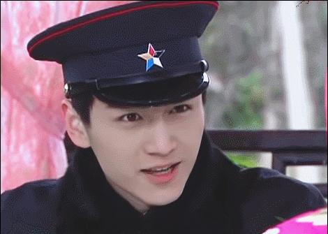 民国军装男神霸气出场,成毅帅气军装