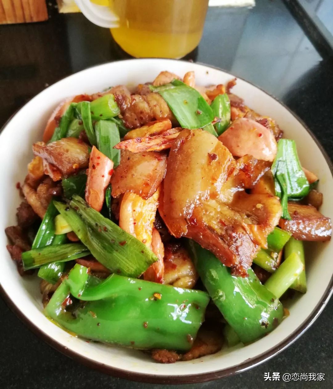 这个农家小炒菜,用萝卜干和猪肉一起炒,下饭就是香,肉贵也要吃