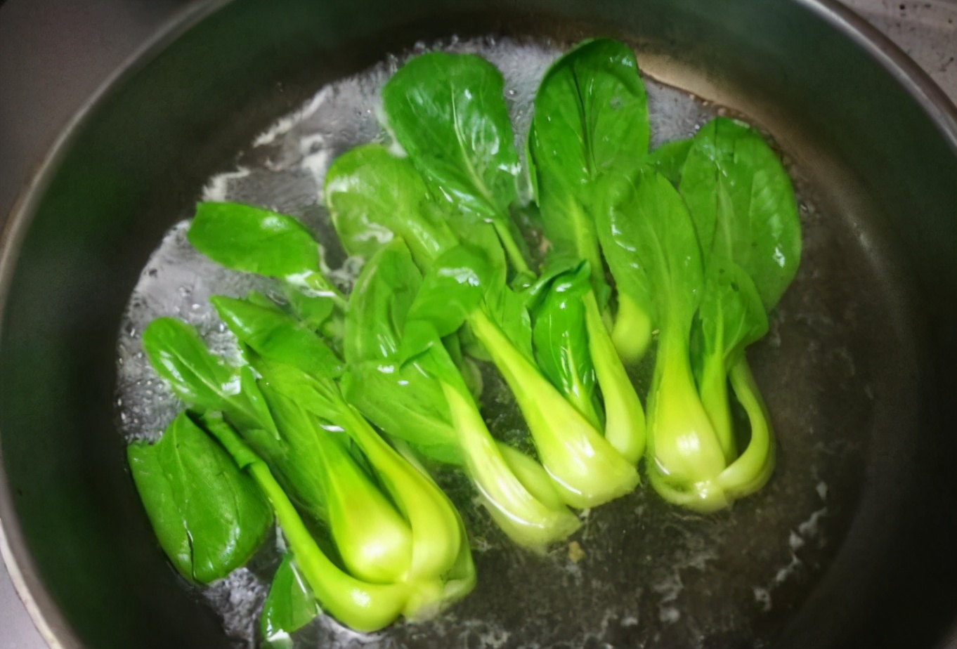 怎么炒青菜才能变得翠绿不会变色,饭店炒青菜不变色不发黄的做法