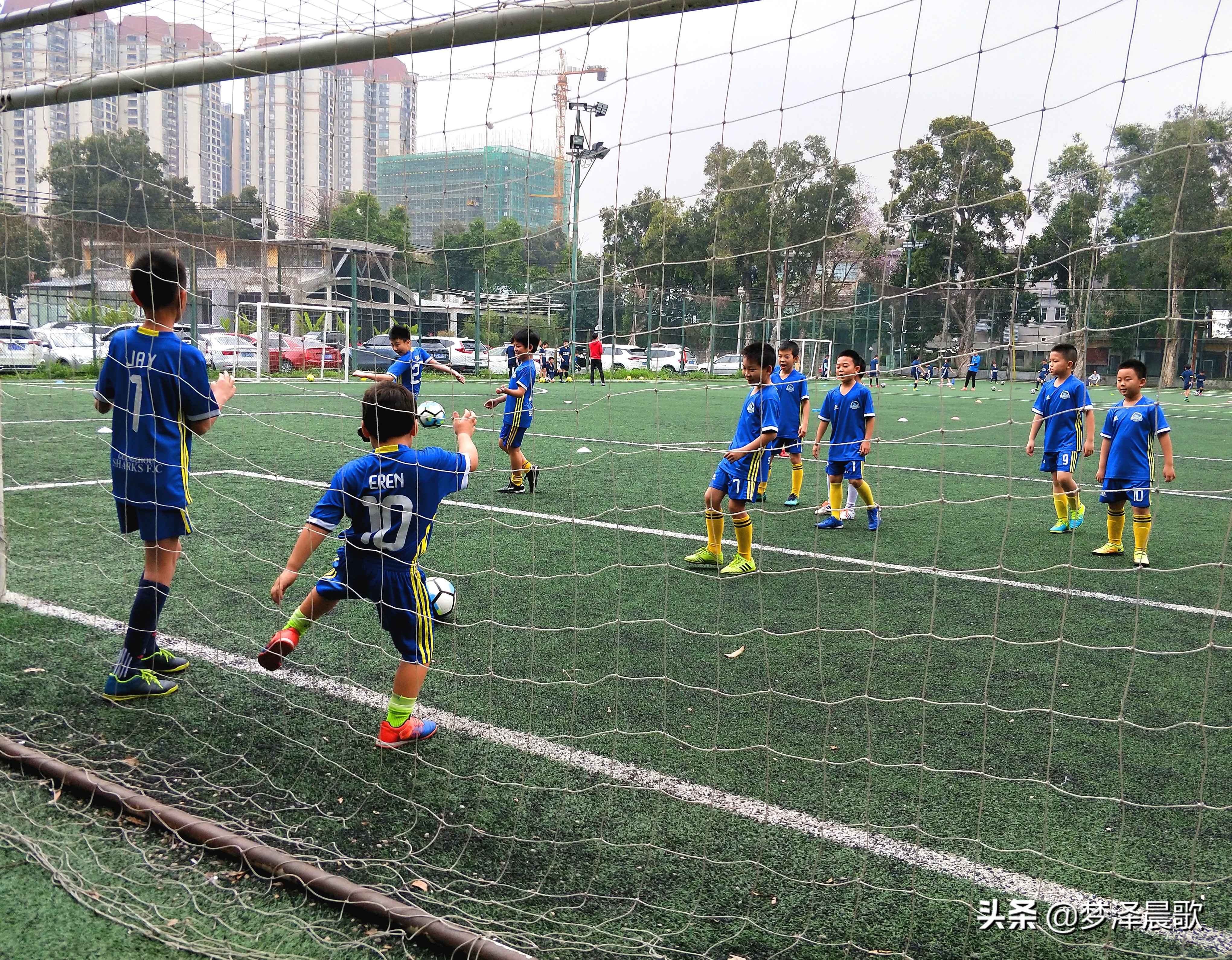 少儿足球坚持梦想,少儿对足球的热爱