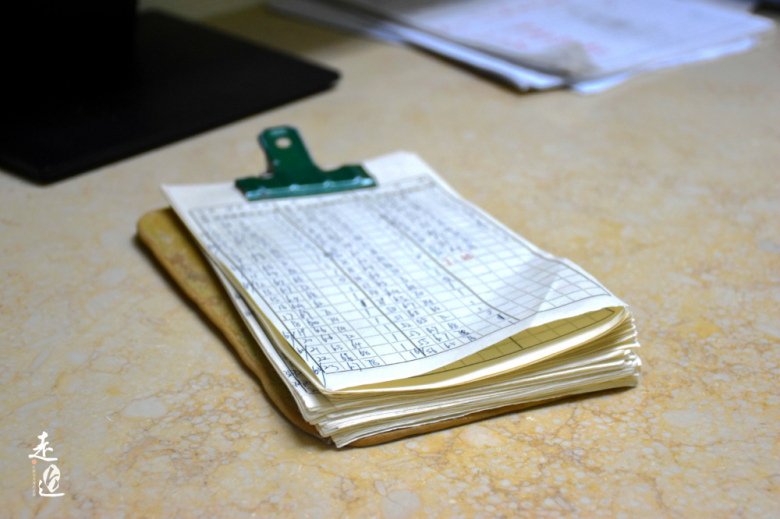 “第一次抠便，我差点吐了”！我和我的三百个爸妈