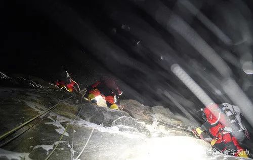 刚爬完山视频,刚爬泰山就看到了云海