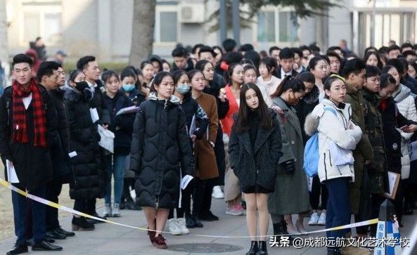 普通人怎么当上明星不靠人脉的,学历低的明星怎么当上明星的