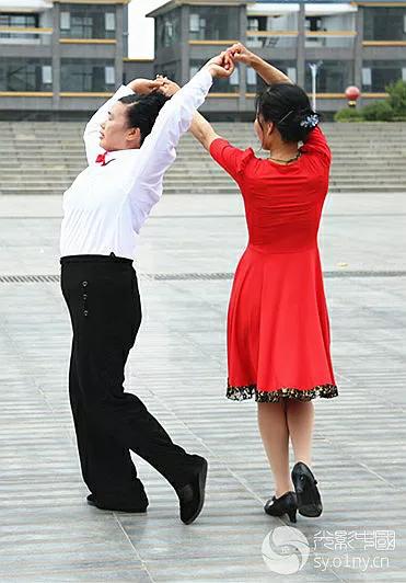 学跳交谊舞女步,怎样跳好交谊舞基本功